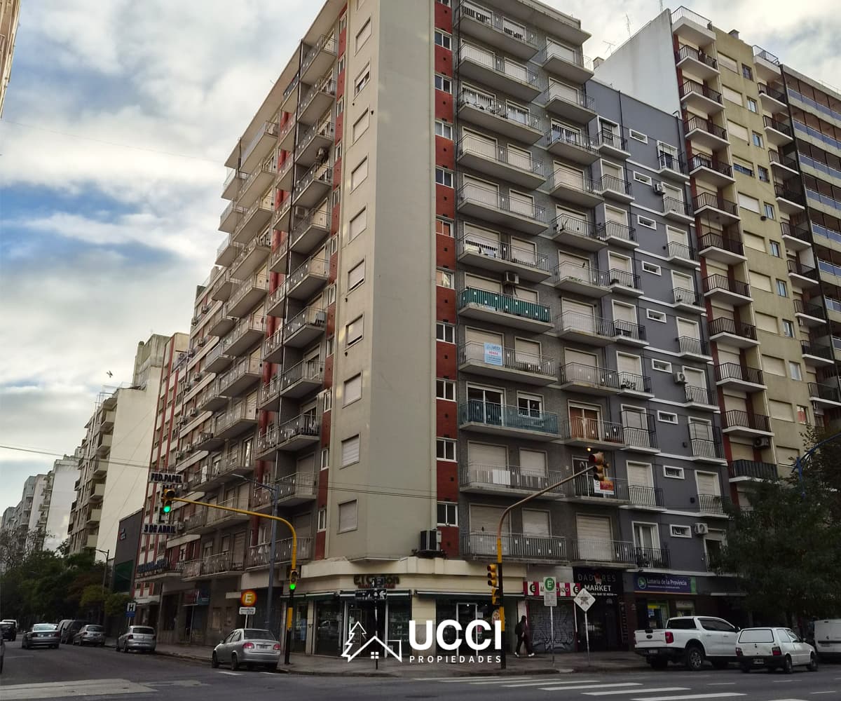 Venta Plaza Mitre | 2 ambientes muy luminoso al frente. Con balcón corrido